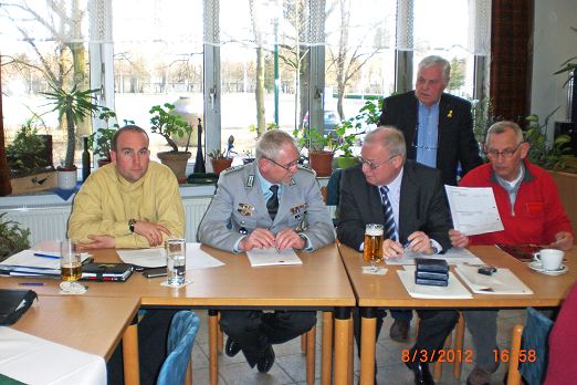 Besprechung vor der Wahl..JPG