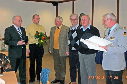 Frank Reiche ueberreichte die Ehrungen..JPG
