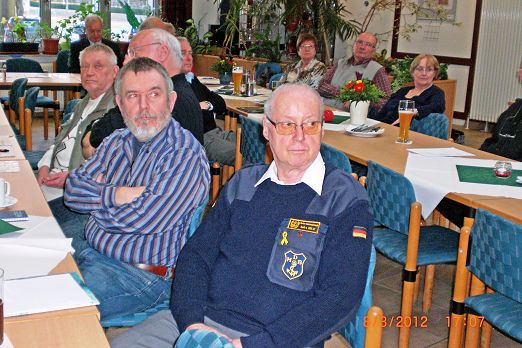 Sie hörten Aufmerksam den Ausfuehrungen von Frank Reiche zu..JPG