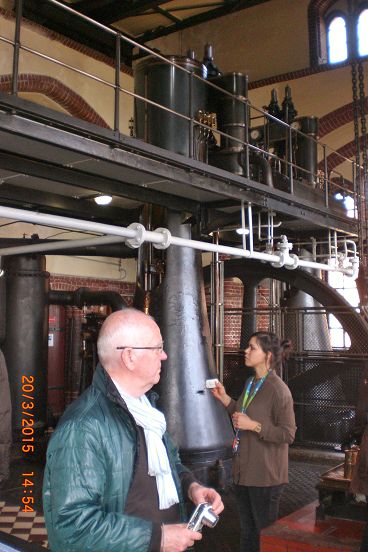 Kamerad Prokoph in der Maschinenhalle.JPG