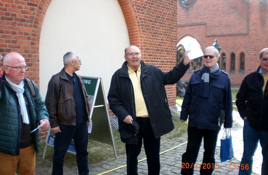 Kamerad Regenbrecht -Mitte- bei der Einweisung.JPG