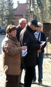 Uta u. Hans Georg Regenbrecht -vorn- empfangen die Teilnehmer.JPG