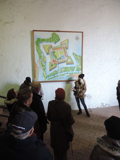 02 Frau Walz erlaeutert den Aufbau der Zitadelle.JPG