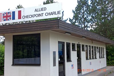 Kontrollhaeuschen vom Checkpoint Charlie -Original-.JPG