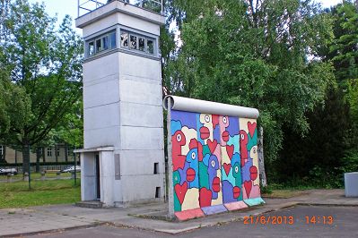 Segmente der Berliner Mauer und Wachturm.JPG