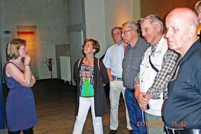 li. Frau K. Kallweit  waehrend der Fuehrung.JPG