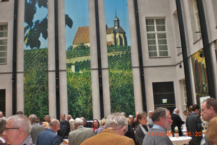 Blick in die Halle Bayern waehrend einer Weinprobe.JPG