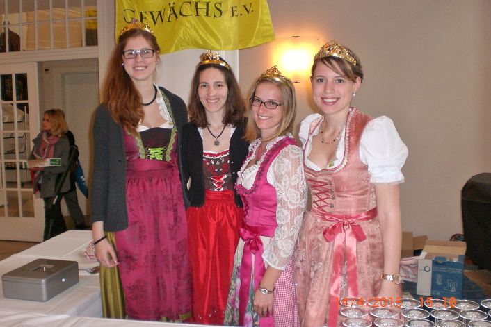 Fraenkische Weinprinzessinnen.JPG