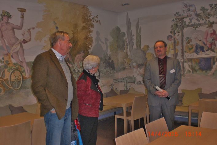 Herr Suessner,rechts, erlaeutert die Fraenkische Weinstube.JPG