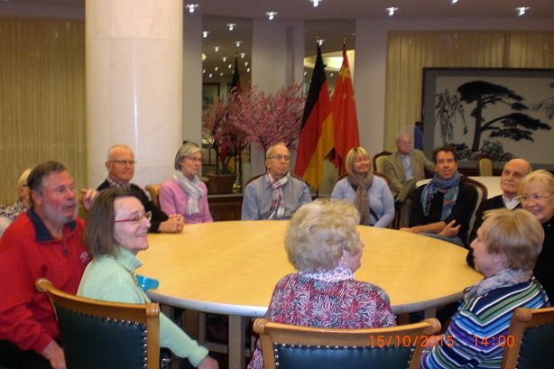 Beim Vortrag über die -Historie- des Gebäudes.JPG