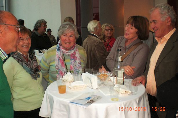 Gute Stimmung beim Imbiss.JPG