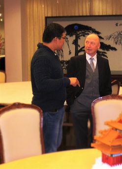 Kameraden im Gespraech.JPG