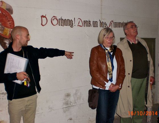 Guide L. Weitemeier zeigt auf Notausgang.JPG