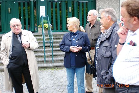 Dr. Grubel (l.) gab viele Informationen.JPG
