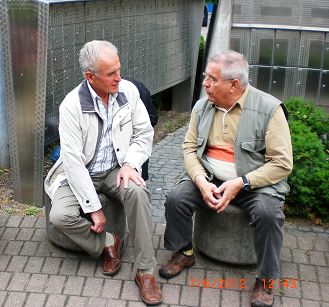 OTL a.D. Buergelt und OTL a.D. Doebel beim -Small Talk- (v.l.).JPG