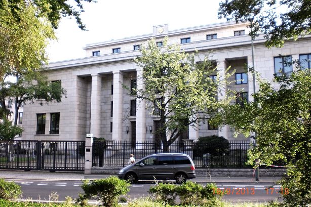 Blick auf die Residenz der Botschaft.JPG