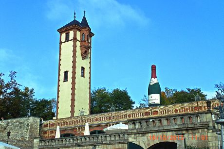 03_Blick auf das Haus mit markanter Flasche.JPG