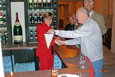 09_Frau Roeder  erhaelt vom Vorsitzenden G. Werdermann den Kameradschaftswimpel.JPG