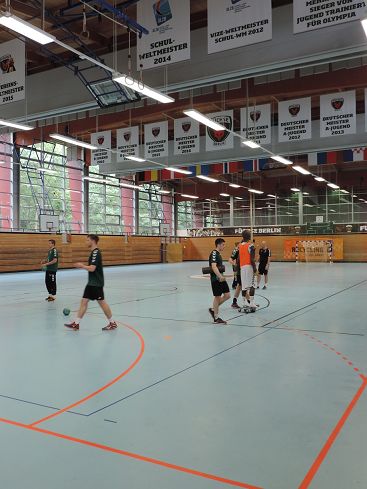 k-13 In der Trainingshalle der Fuechse.JPG