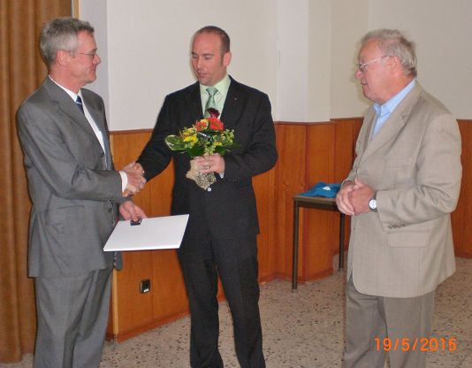 Kamerad Dobler wird geehrt -H d.R Dobler, HG d.R. Lenzen, O a.D. Werdermann v.l.-.JPG