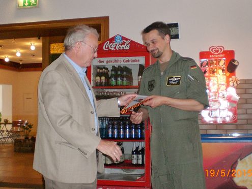 O a.D. Werdermann ueberreicht OL Friesen -re.- den Kameradschaftswimpel.JPG
