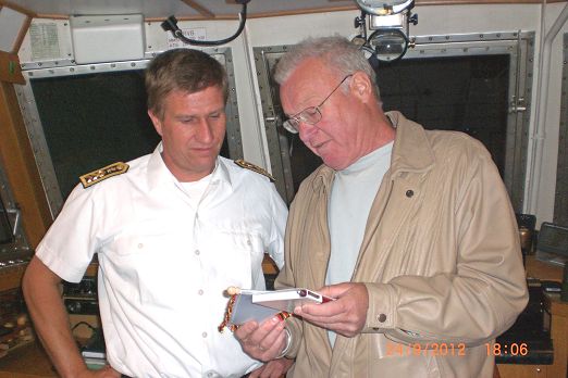 Vorsitzender G. Werdermann dankt StBtsm Grund und ueberreicht einen Wimpel der        Kameradschaft.JPG