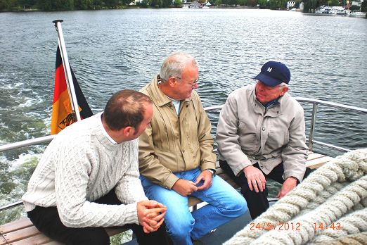 v.l.  F. Lenzen, G. Werdermann, P. Jendrischok, lassen sich den Wind um die Nase wehen.JPG