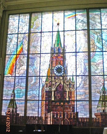 Fenster mit Spasski-Turm des Moskauer Kreml im Kuppelsaal.JPG