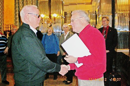 G. Werdermann ueberreicht Kam. Behrendt die Ehrenurkunde und -nadel für 40-jaehrige Mitgliedschaft.JPG