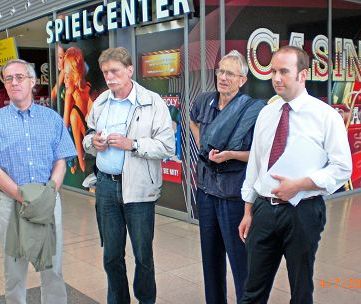 01 Organisator HG d.R. Lenzen, re, begrueßt die Teilnehmer.JPG