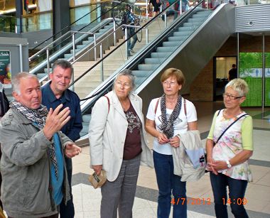 02 Dr. Eisert, li., gibt sein Programm bekannt.JPG