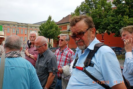 Kamerad Hoecker schaut auf den Fotograf.JPG