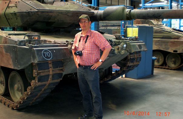 H a.D. Petzold vor einem Leo in der Einruesthalle.JPG