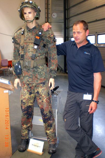 Herr Teke erlaeutert das Einruestset des Soldaten.JPG