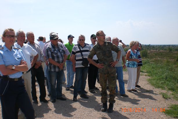 S3 Offz OL Anacker erlaeutert Infrastruktur des TrUebPl.JPG