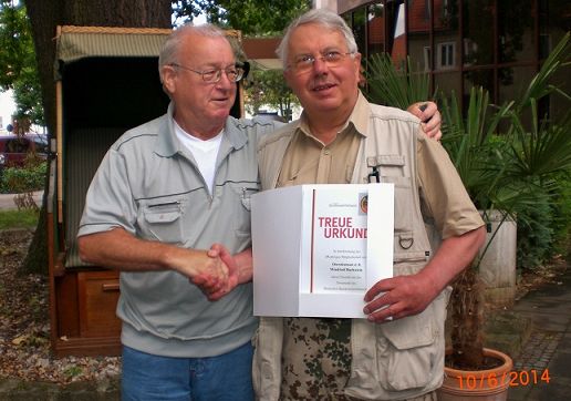 von li. O a.D. Werdermann überreicht OTL d.R. Bachstein Treuurkunde und -nadel.JPG