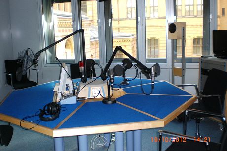 Blick in ein Hoerfunkstudio.JPG