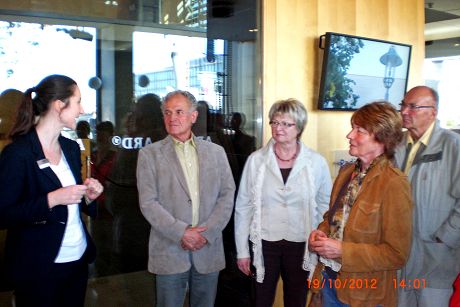 Frau Eder,li., führt durch das Studio.JPG