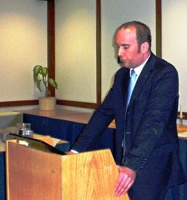 Vorsitzender -V- Fabian Lenzen bei seinem Vortrag.jpg