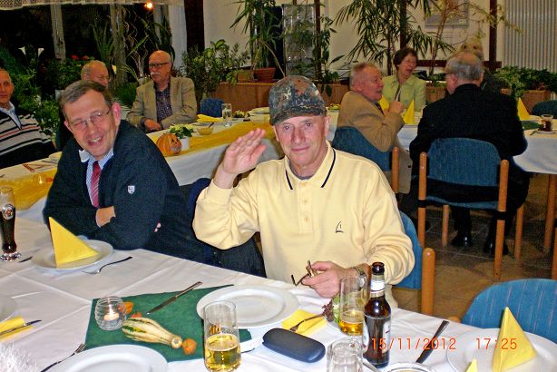 Gute Stimmung bei H a.D. Petzold und O a.D. Thiele (mit Schirmmuetze Tarn DBwV).JPG