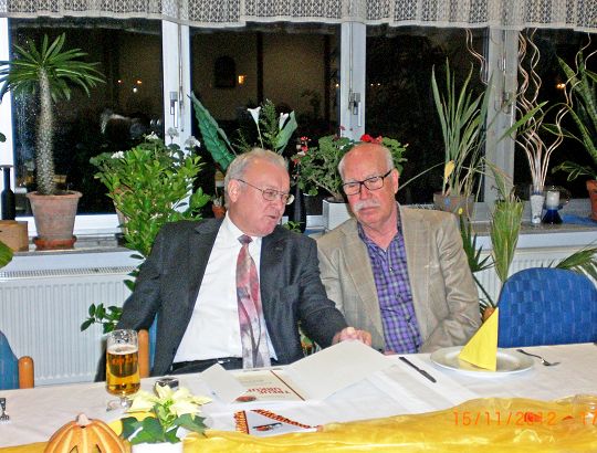 von li.,O a.D. Werdermann u. OTL a.D. Schulze beim Erfahrungsaustausch.JPG