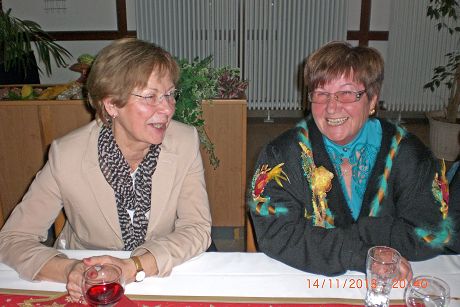 Gute Stimmung bei den Frauen Eberl und Regenbrecht -v.l-.JPG