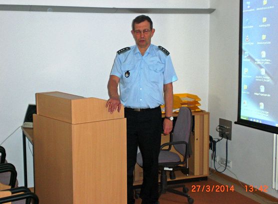 Hptm a.D. Petzold beim Vortrag.JPG