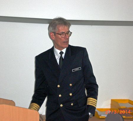 Kpt zS Karsch traegt vor.JPG