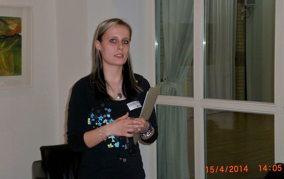 03 Frau Hennig zu Beginn der Fuehrung durchs Haus.JPG