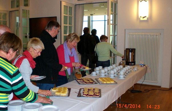 11 Kaffee und Kuchen fassen.JPG