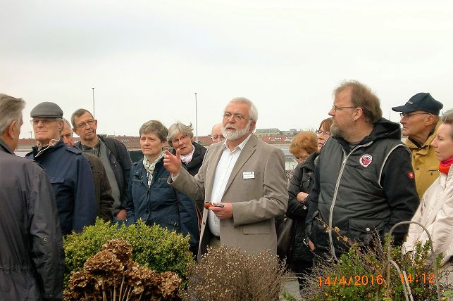 Auf der Aussichtsterrasse -  Dr. Frenzel -Mitte- erlaeutert das Umfeld.JPG