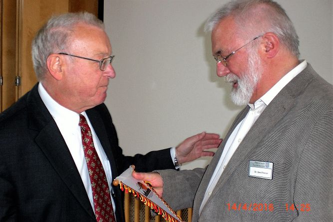 O a.D. Werdermann -links- ueberreicht Dr. Frenzel unseren Kameradschaftswimpel.JPG