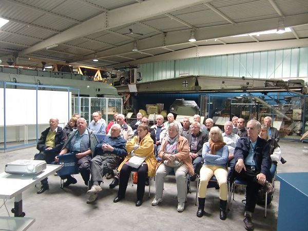 k-11_Reisegruppe beim Vortrag.JPG