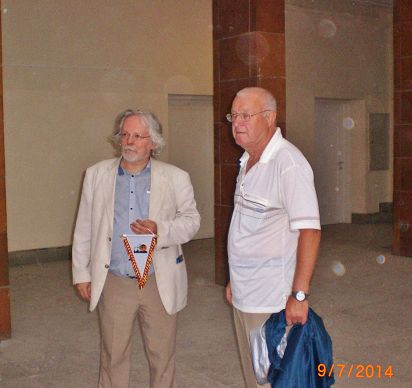 Ein Kameradschaftswimpel für Herrn Steins.JPG